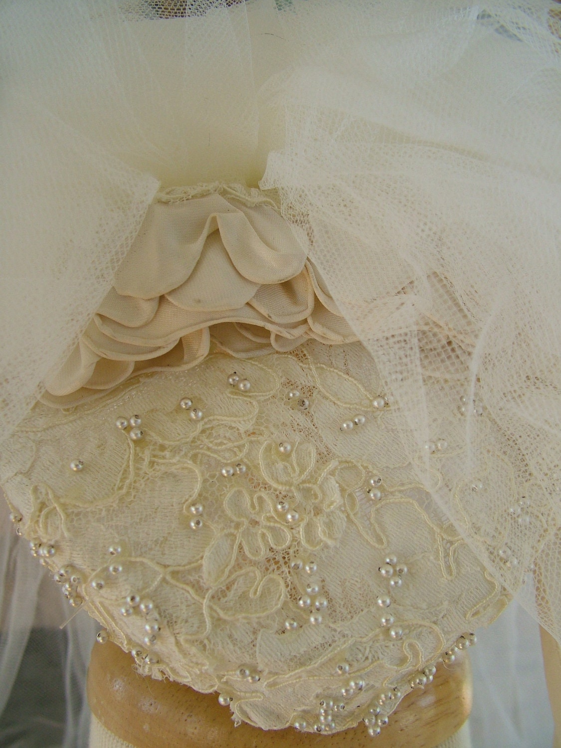 Vintage wedding veil 1960s facinator pillbox tulle allencon hat pearls