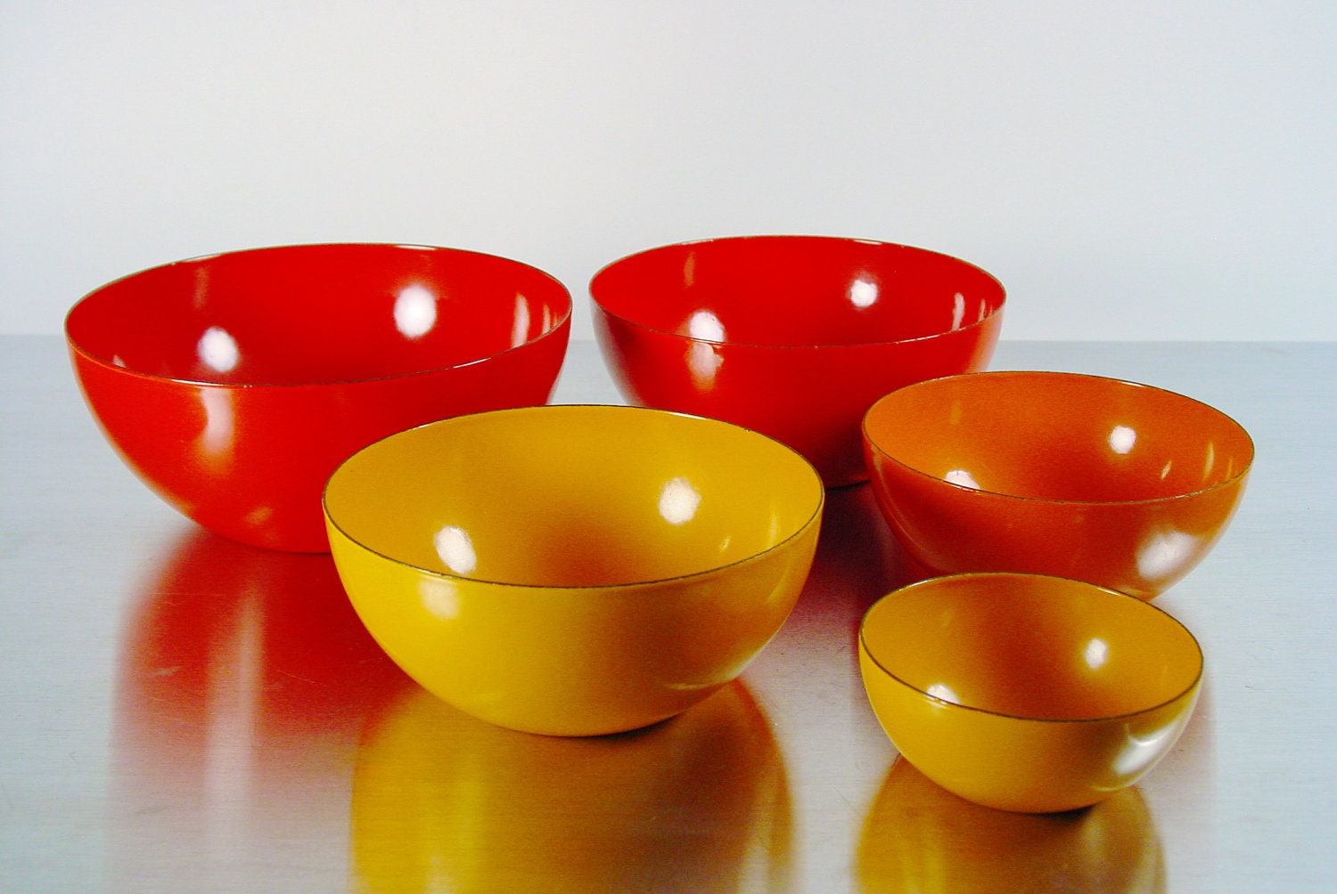 Mid Century Modern Enamelware Bowls Nesting Set like Finel, Cathrineholm, Orange, Red, Yellow, Enameled Metal Bowls 1960s