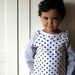 Kid tshirt. Raglan tshirt for girl. Toddler tshirt long sleeve. White and gray, navy polka dots, 100% cotton. Size 3T