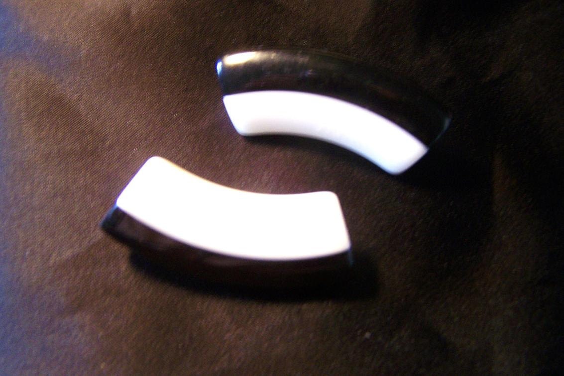 Vintage Black and White Lucite Earrings E9523