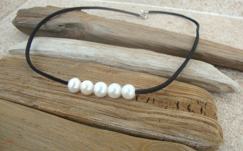 Natural pearls necklace  / modern necklace / urban minimalist /  black suede / everyday necklace / simple / everyday necklace