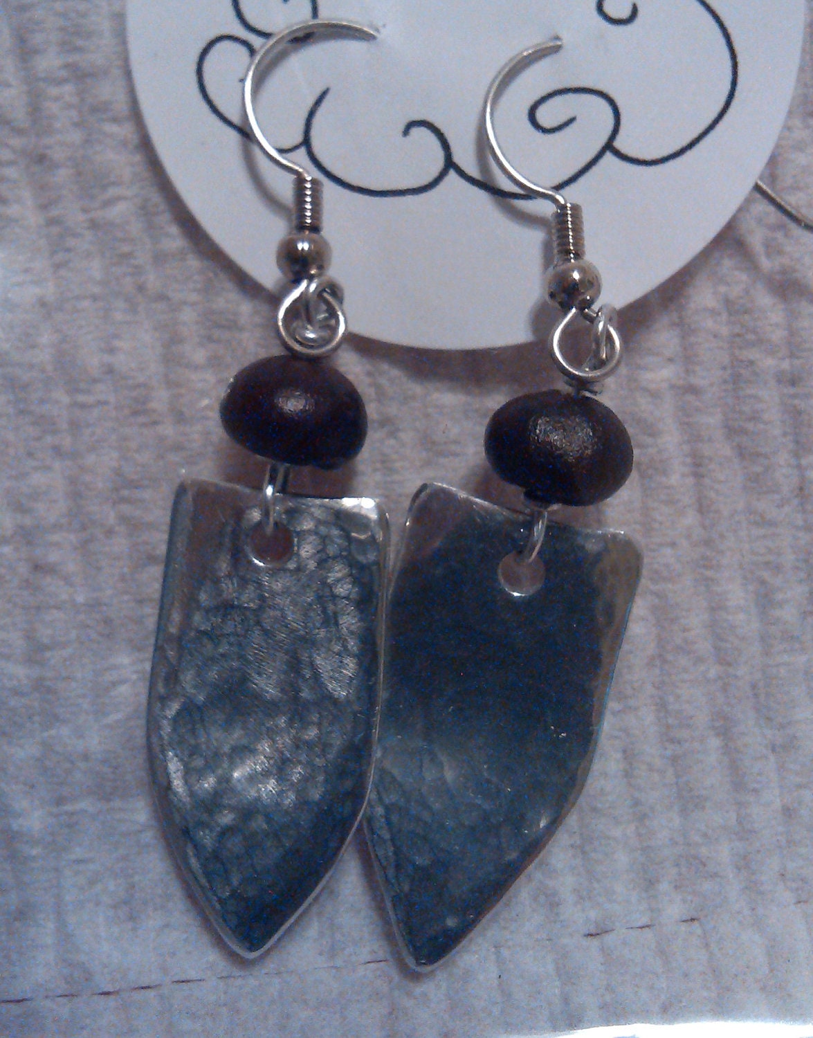 Hammered aluminum earrings with palm tree seeds