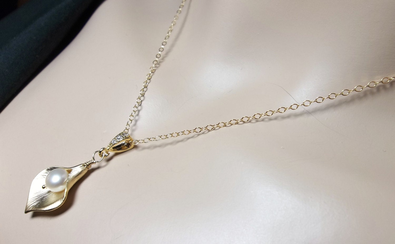 Bridal jewelry - Gold Calla Lily Necklace - Gold filled neckchain - Freshwater Pearl - Classic Beauty -