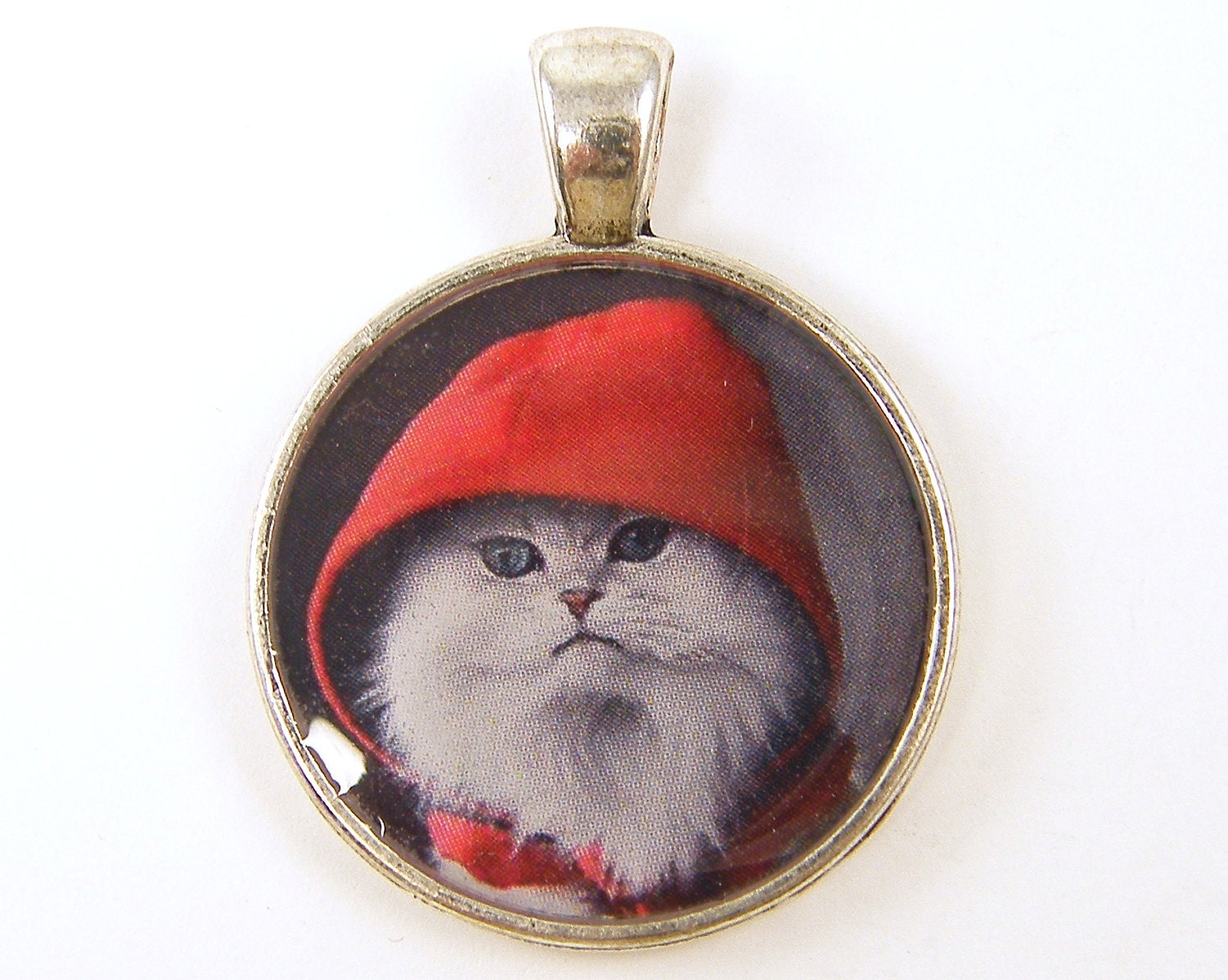 Cat Pendant - Pet Lovers White Cat in Red Hood Circle Resin Animal Photography Pet Charm Pendant
