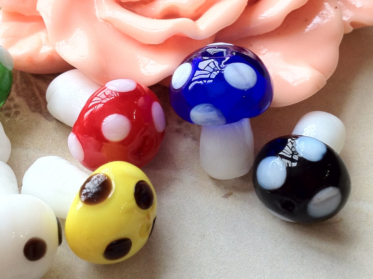 8 Pieces of 13 x 10 mm Cute Lamp work Mushroom Beads. (.ag)