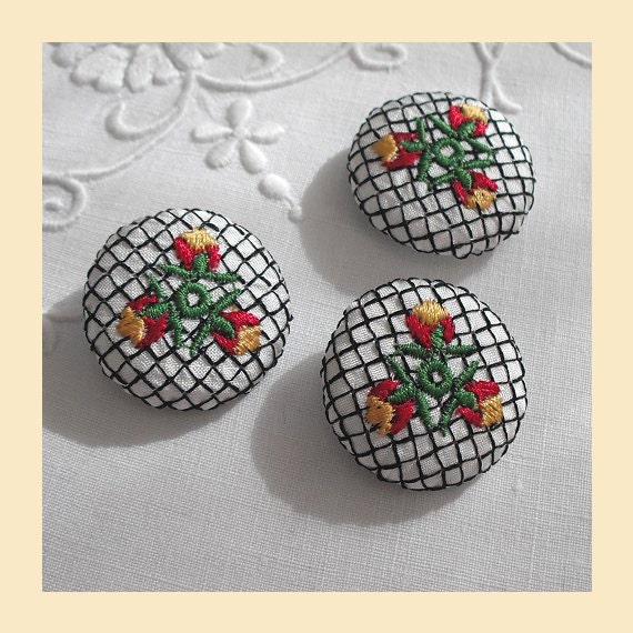 embroidered buttons handmade in ivory silk with floral design, pack of three, size 29mm