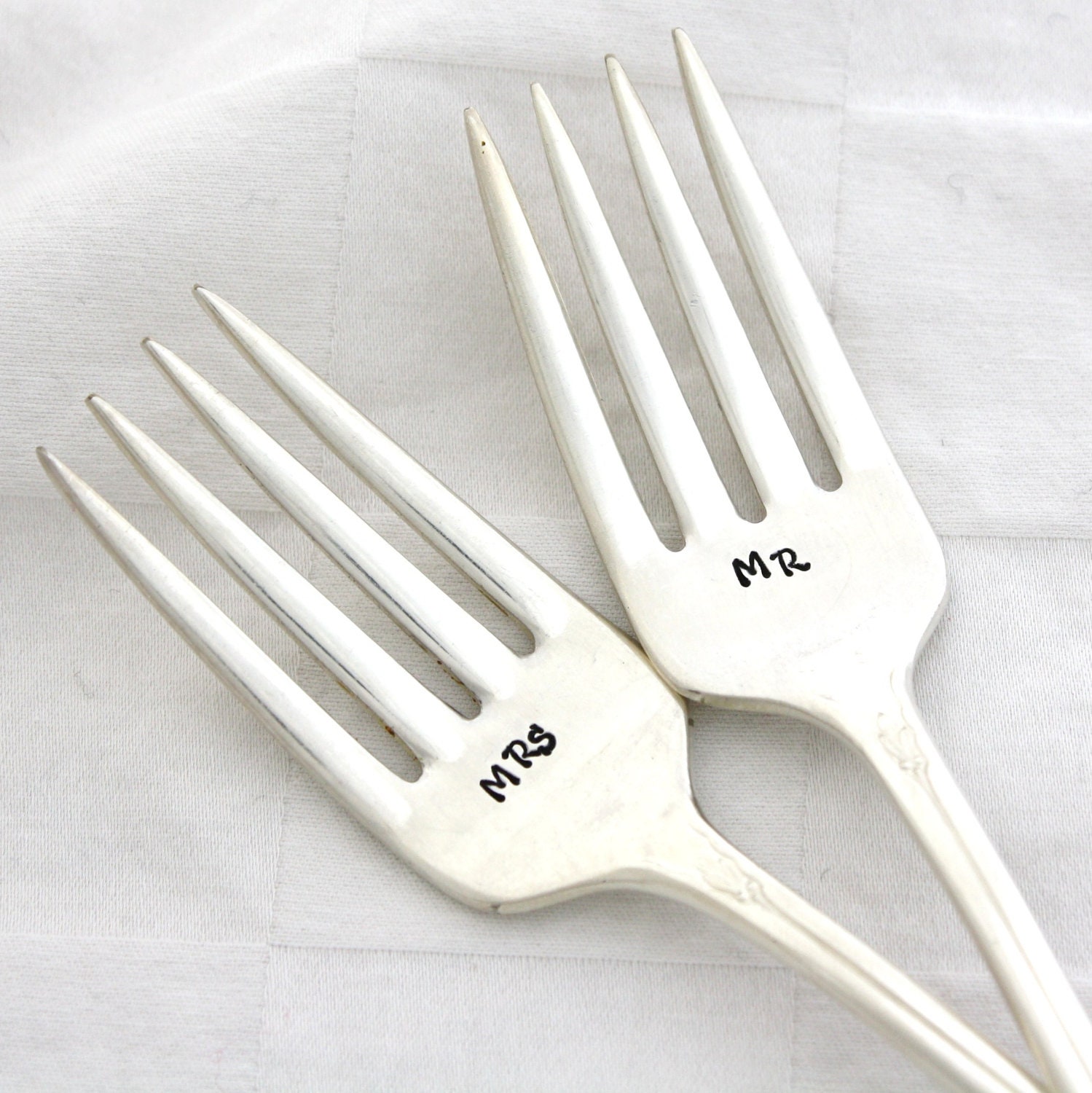 Table Setting: Mr and Mrs wedding forks. Hand stamped forks for wedding gift, engagement gift. By MilkandHoneyLuxuries