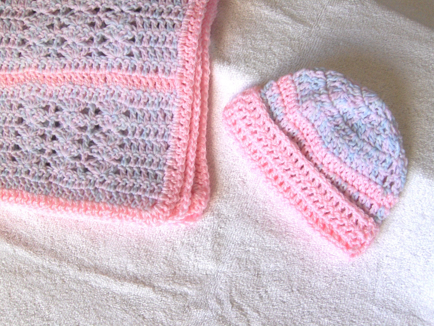 Baby blanket & beanie in pink and lavender