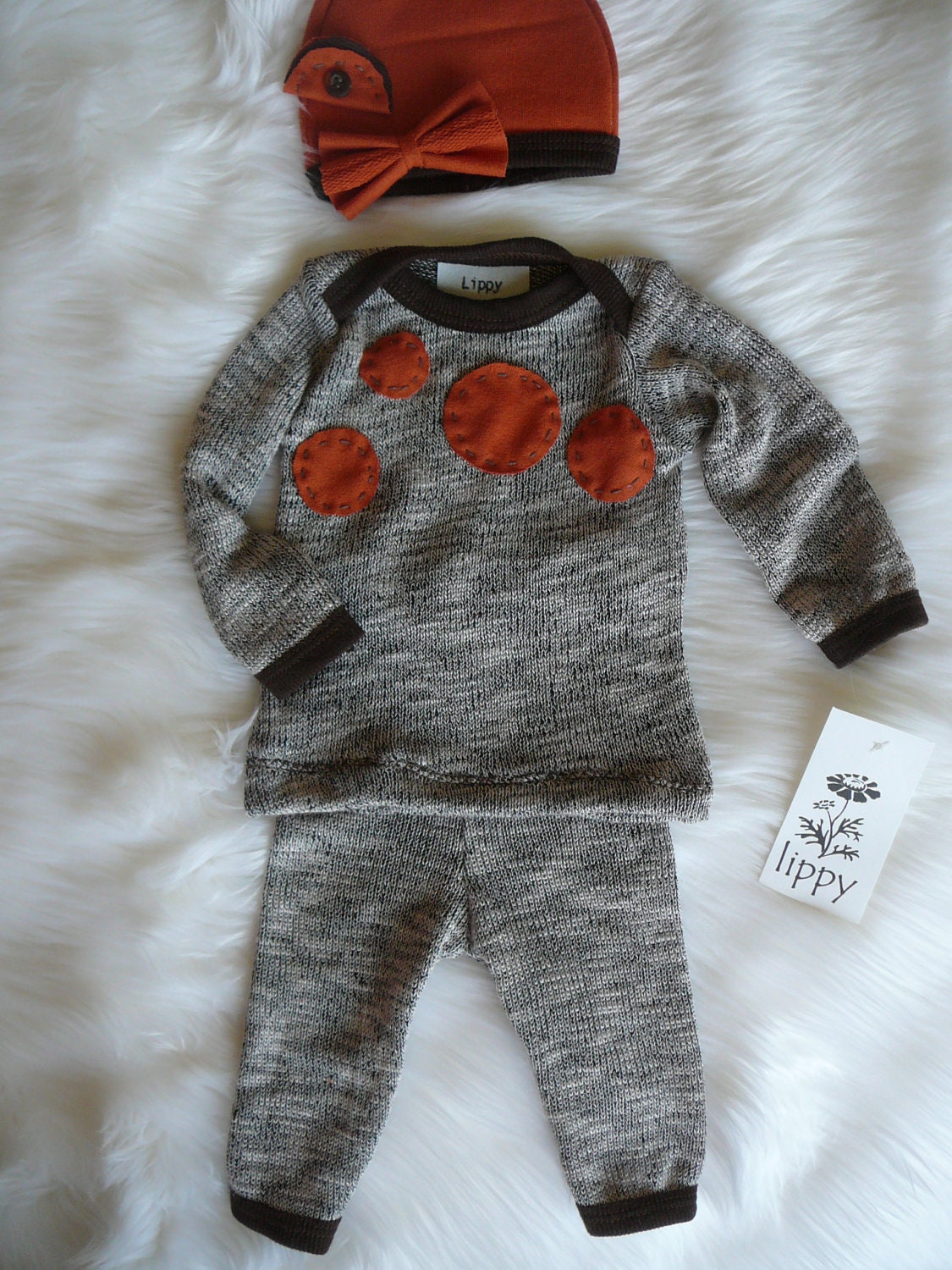 Gender neutral outfit with hat. Size- newborn.     (Made by lippybrand)