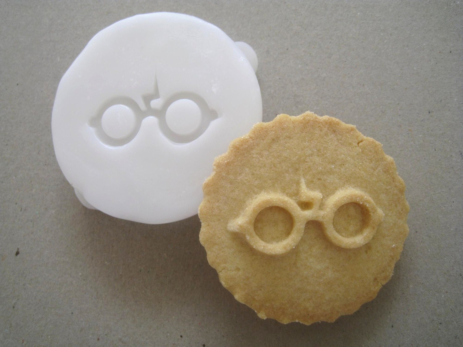 HARRY POTTER inspired Glasses COOKIE Stamp, recipe and instructions - make your own Harry Potter inspired cookies