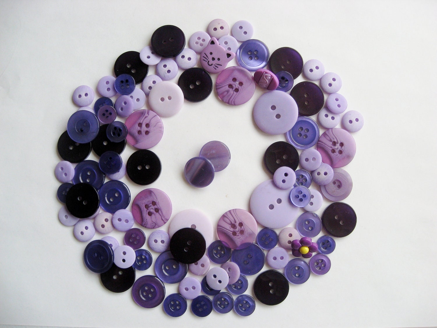 Buttons purple sewing knitting crochet craft scrapbook button jewelry supplies. L17