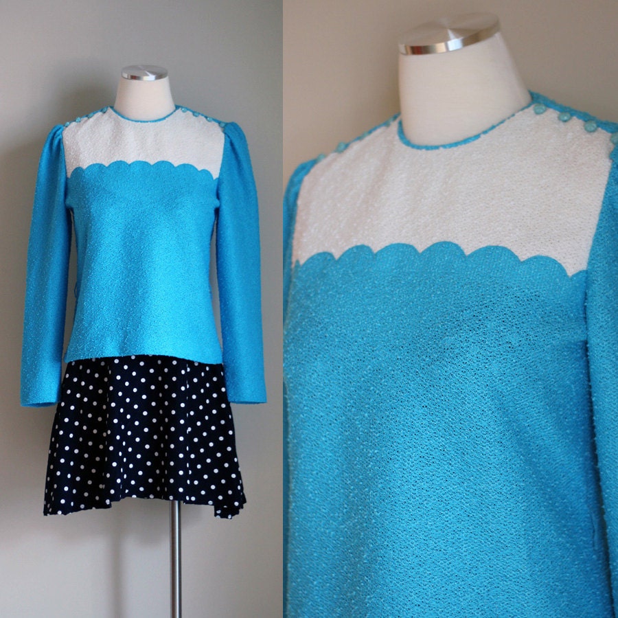 Vintage 1960s Scalloped Top - Blue and White - Textured Fabric - Size Small / Medium Petite