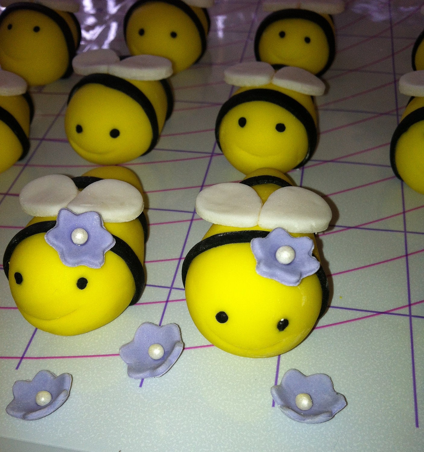 Fondant Bumble Bee Cake and Cupcake Toppers Il_170x135