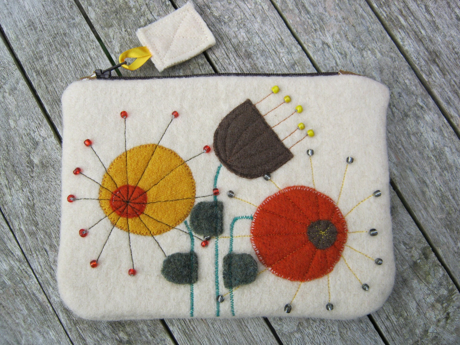 Purse in cream wool with flowers appliquéd