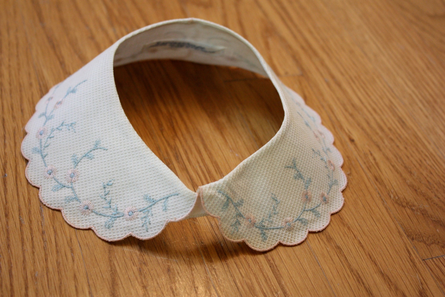 Vintage Scalloped White Embroidered Collar