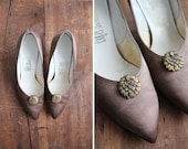 SALE - 1950s silk heels / vintage satin pumps / size 6.5 - allencompany