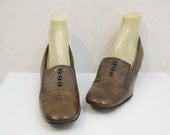 60s Shoes Vintage MOD Brown Patent Loafers Low Heel Pumps 7.5 8