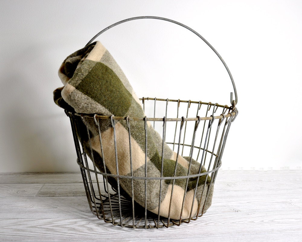 Vintage Rustic Wire Egg Basket / Metal Basket / Industrial Storage