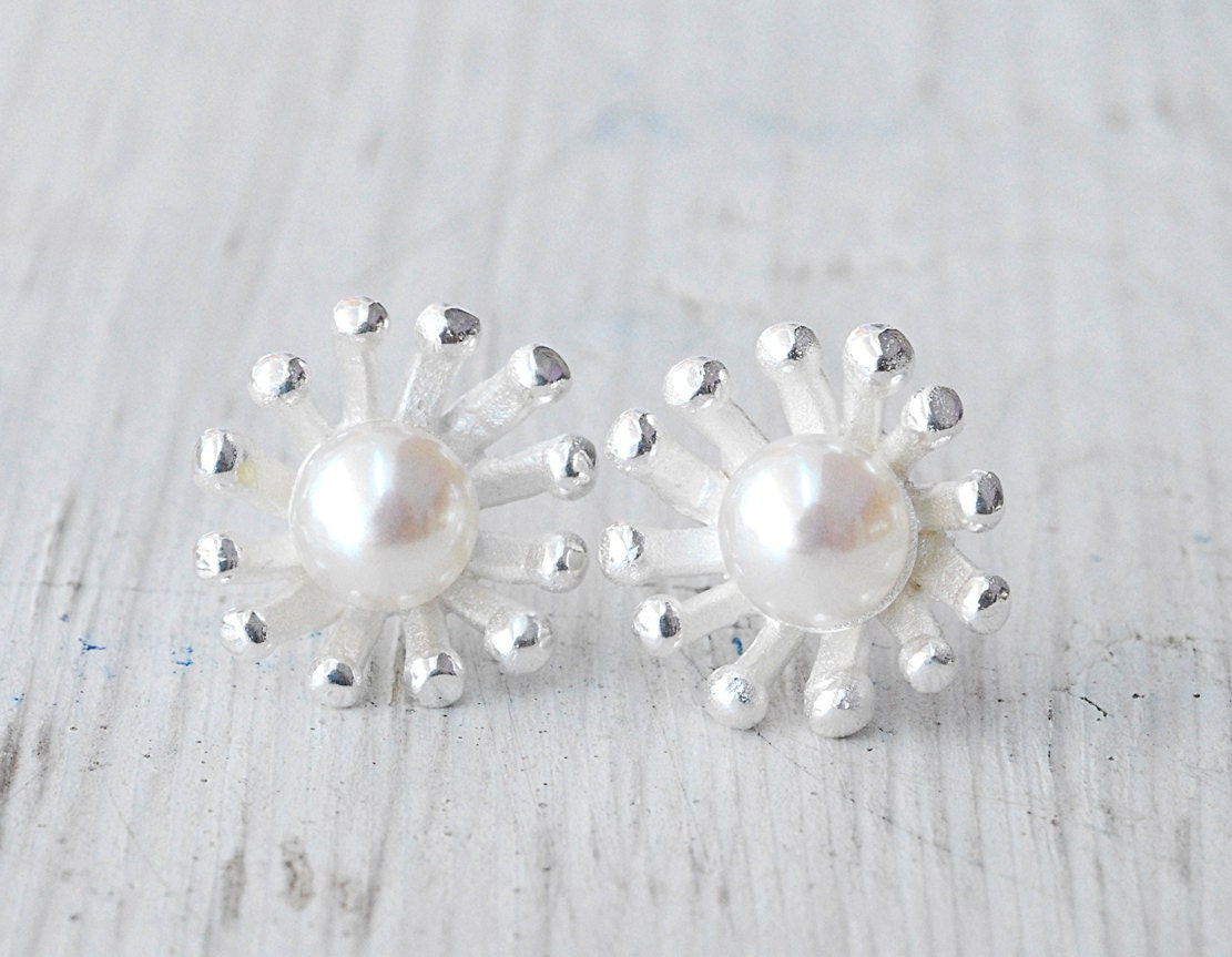 White Pearl Earring, Sterling Silver Flower Stud, Bridal Jewelry, June Birthstone, Fine Santorini Jewelry, Delicate Earring, Spring Fashion