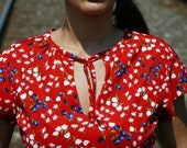 tulips and daisies  -  vtg 70s Jane Holly Red Floral Tie Keyhole Cap Sleeve Shirt Top - M