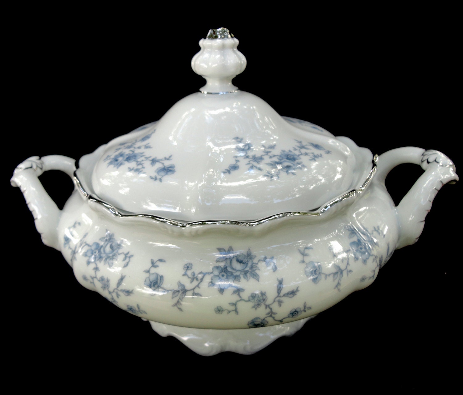 Round Soup Tureen Blue Garland JOHANN by jeaniesclassicpantry