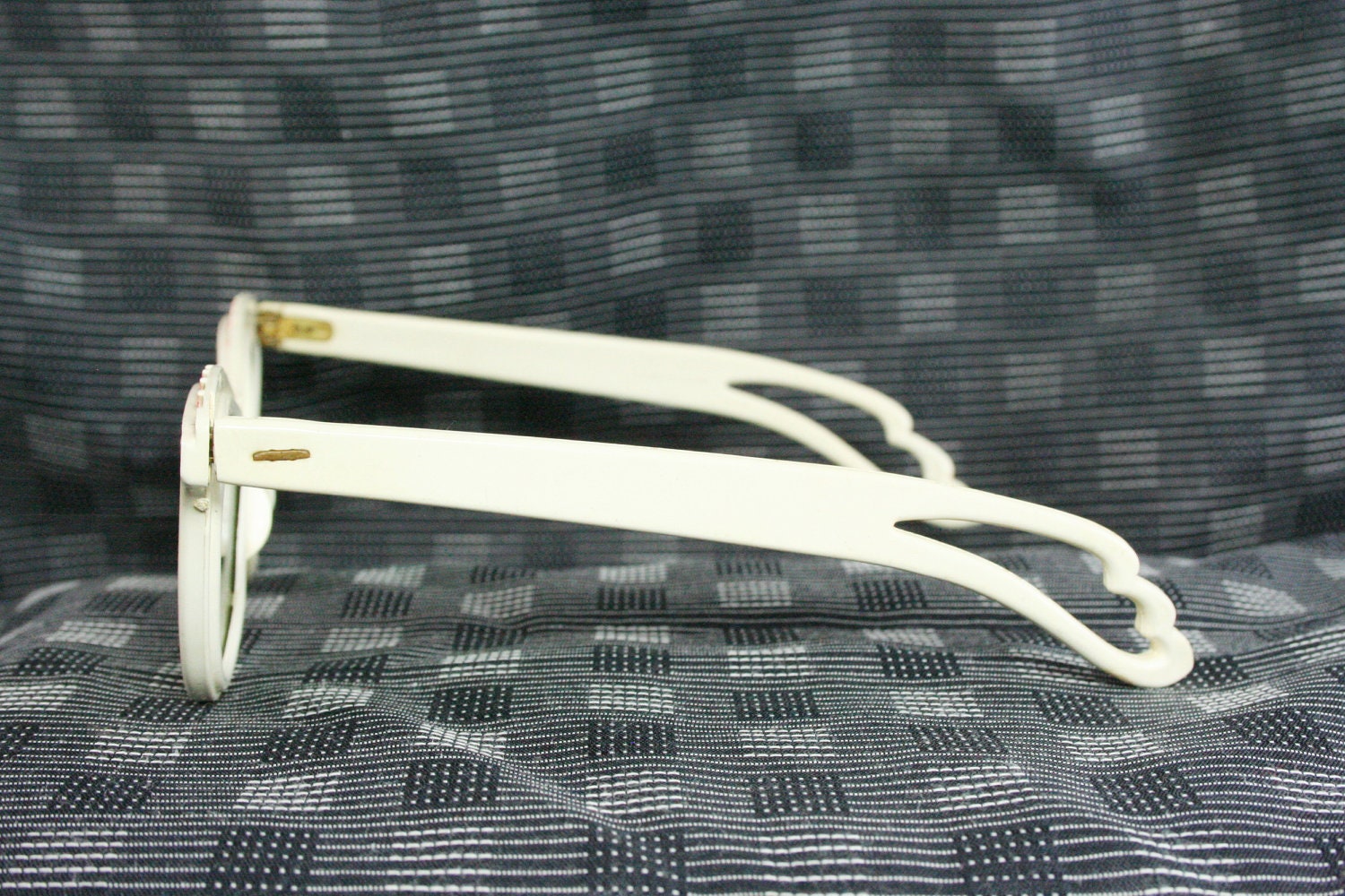1950's Cat Eye Sunglasses White Candy Cane Red Stripe Browline Ready to Wear Green Lens Butterfly Temple Resort Beach Wear