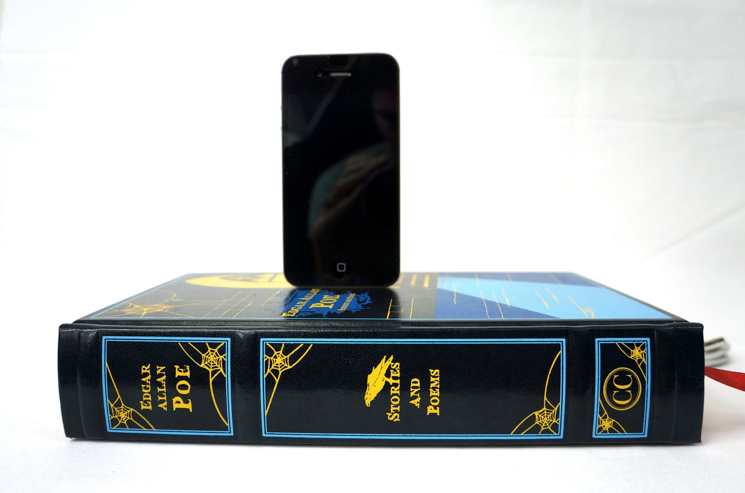 Edgar Allan Poe booksi Charging Dock for iPhone and iPod - Leather