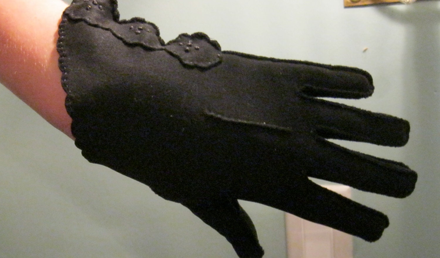Gorgeous Black Gloves / Max Mayer / Nice Detail / Scallop Embroidery / Med Size