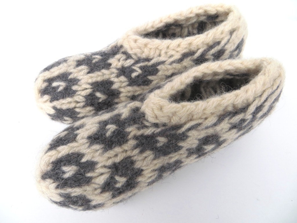 Natural eco friendly felt slippers "Katla", size S, organic wool, knitted, felted, white, dark gray/grey, charcoal, OOAK, one of a kind - FILZKATZE