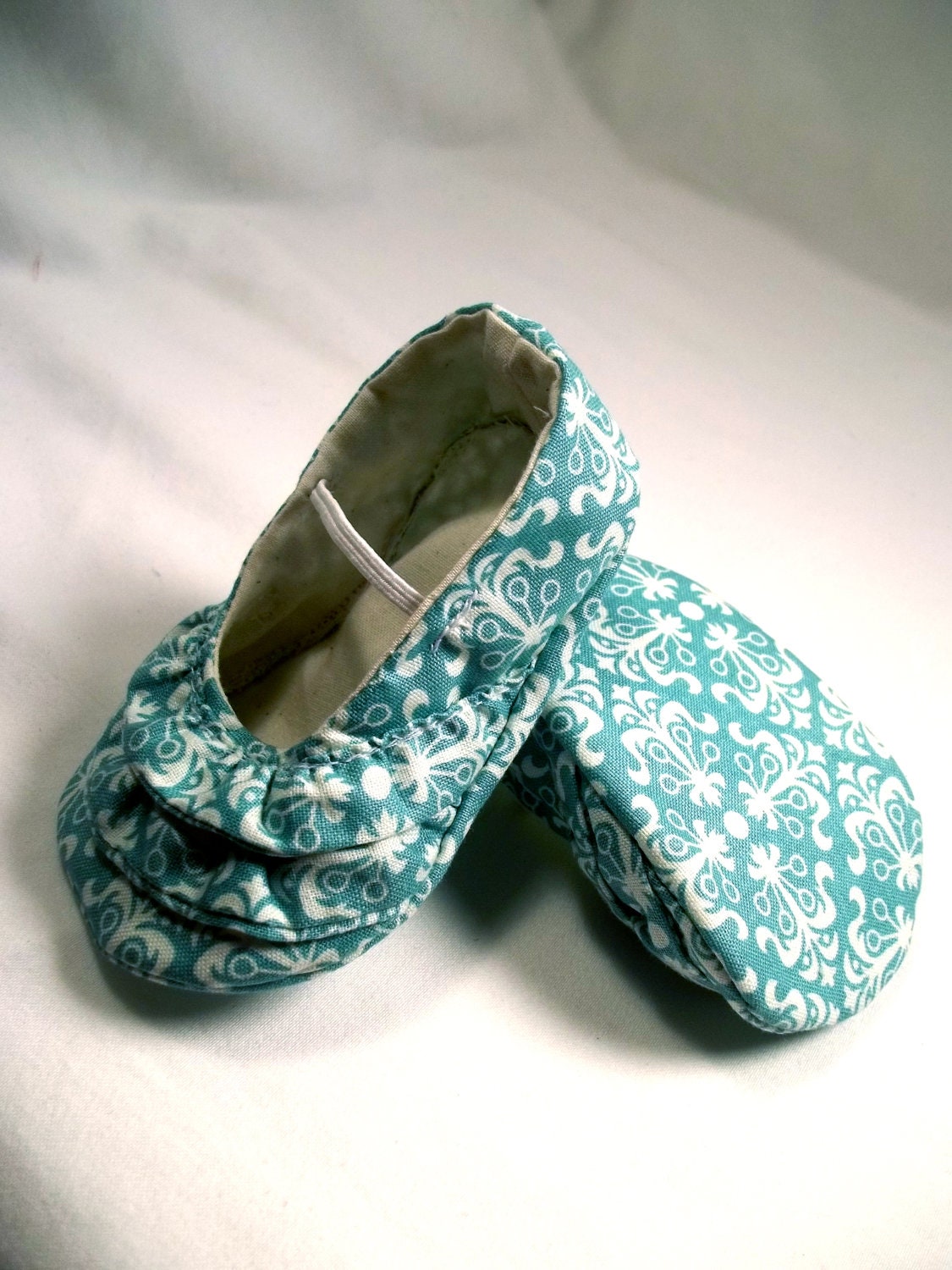 Blue & cream damask pattern baby girl shoes. Ruffle Ballerina for baby girl.