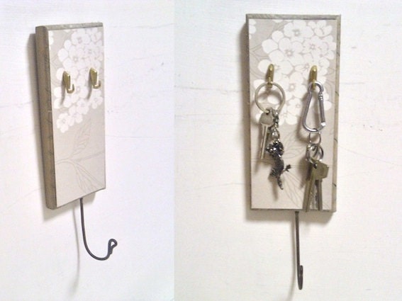 key holder rack - wall mounted - beige white wooden