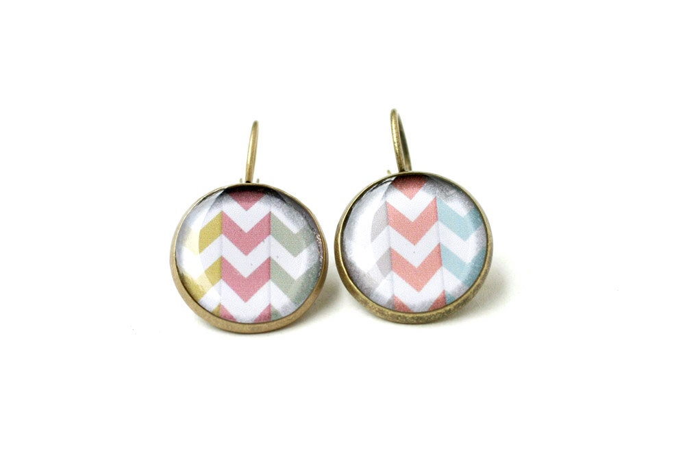 Chevron Earrings 3/4 inch (16mm), magnifying glass cabochon, Geometric Earrings