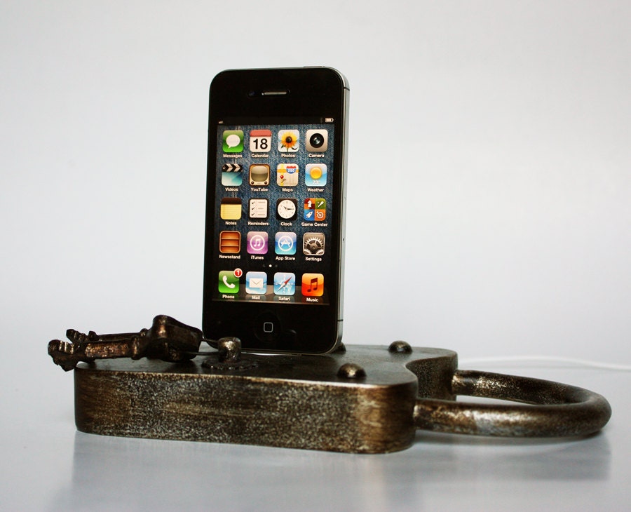 Padlock and Key - Vintage-Look iPhone Charging Dock
