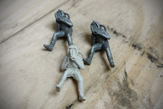Astronaut plastic figures with movie cameras featured image
