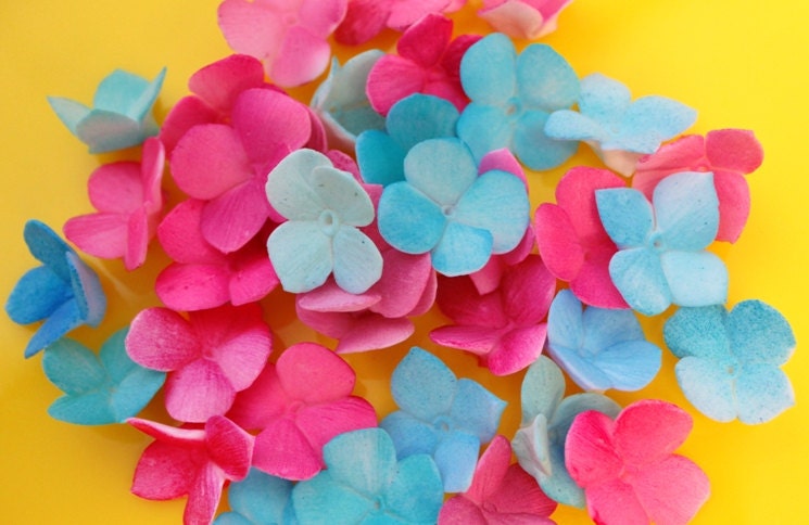 Edible Sugar Flowers Hydrangeas Cake Decoration qty 25 - for cupcakes, wedding cakes, birthday cakes, baby shower, garden party