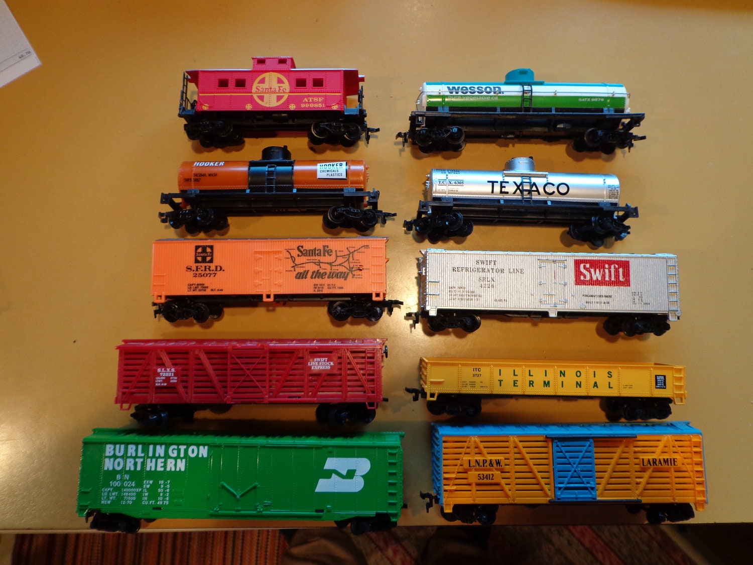  Tyco Ho scale electric train set cars nice shape model railroad cars