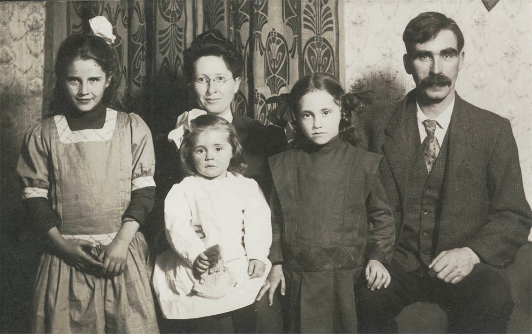 vintage photo Beauty girl Grace and her Family