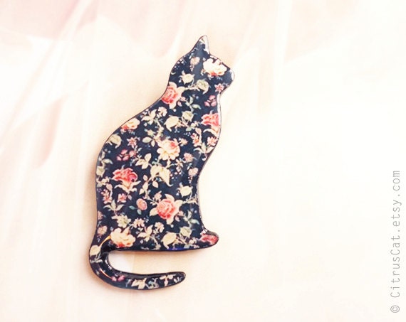 Black cat brooch with vintage floral pattern, cat jewelry, animal jewelry, floral jewelry, elegance, romantic