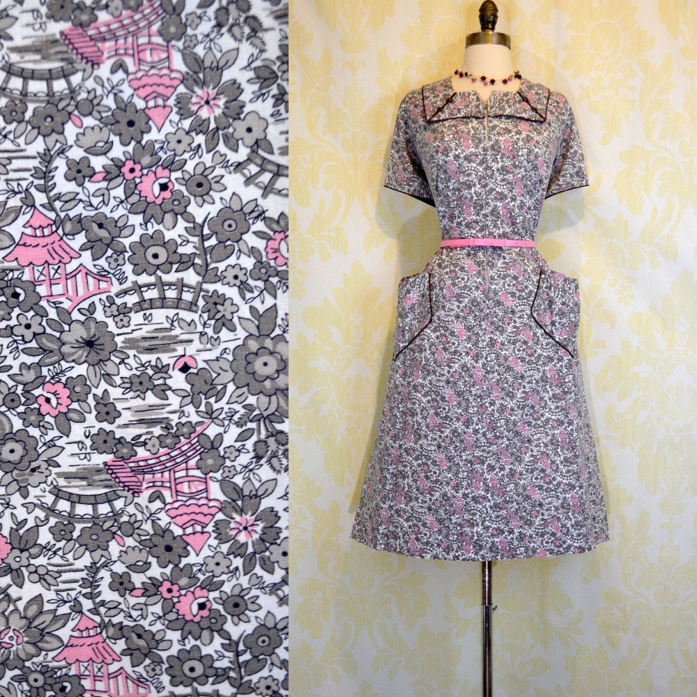 Vintage 50s Dress XL L - Novelty Oriental Pink Bridge Printed Cotton - Full Skirt
