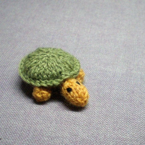 Magnet - Timid Turtle (green) - Knitted and Crocheted