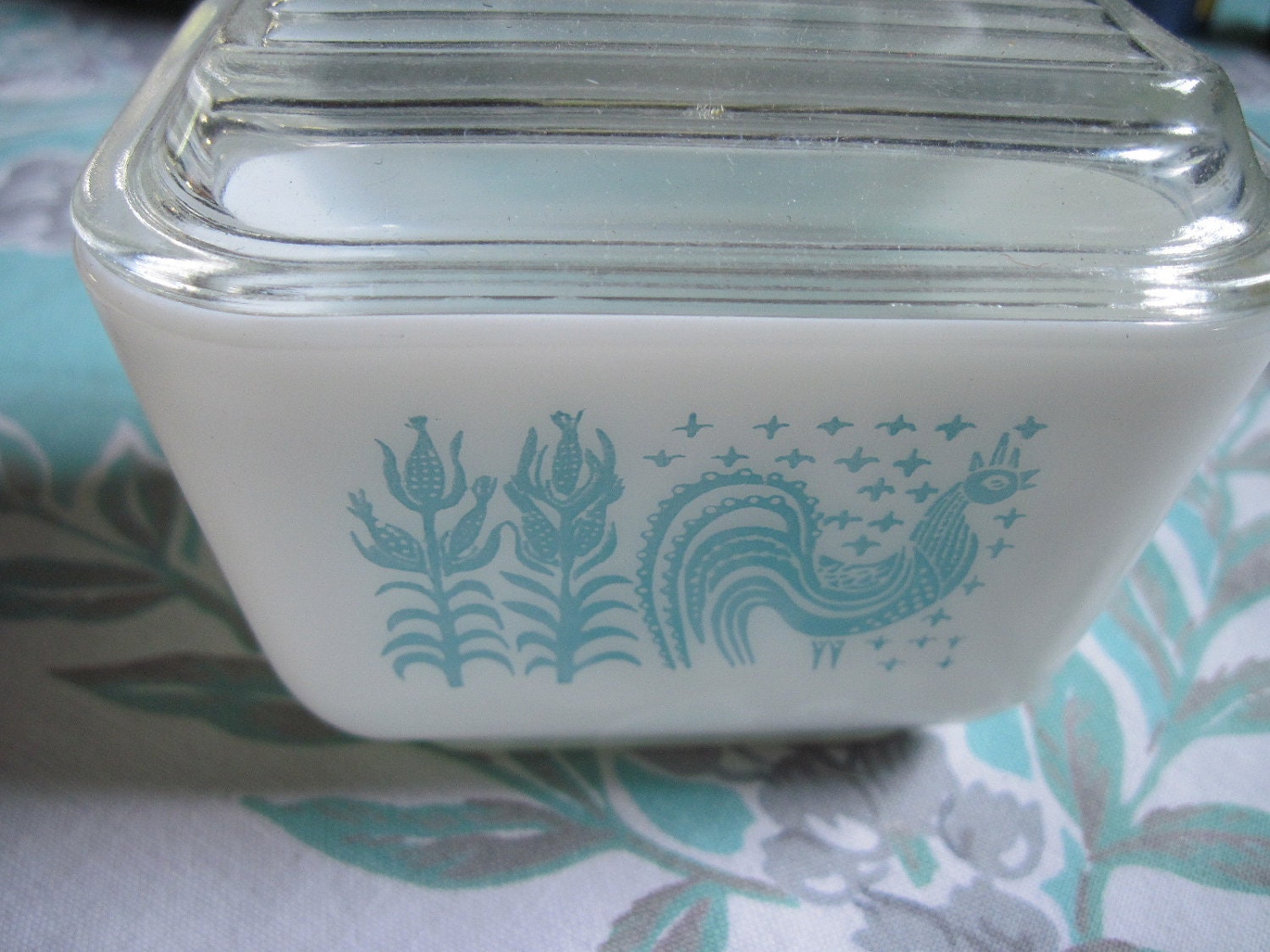 turquoise and milk glass "Butterprint" pyrex refrigerator ware with lid 1 1/2 cup