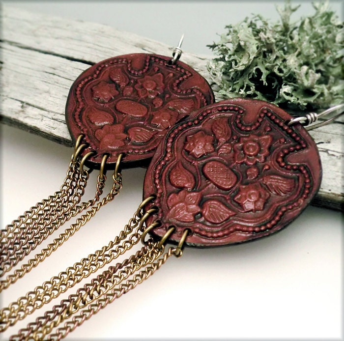 E1246 floral motif leather earrings