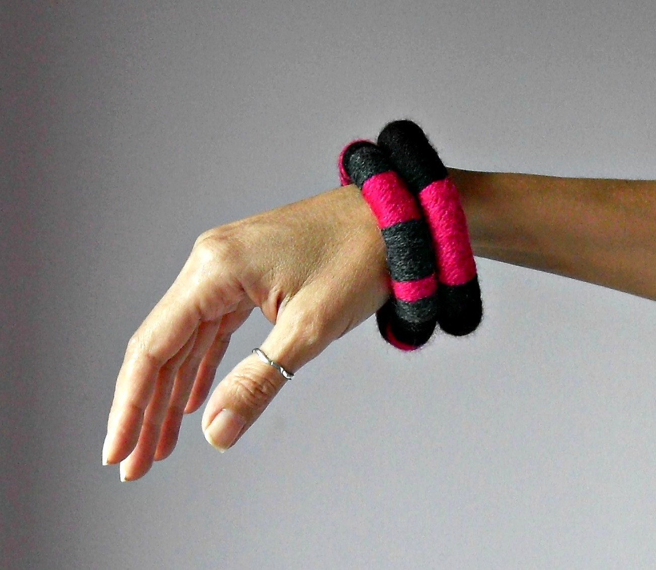 Knitted Bracelet Grey Gray Black Pink Fuchsia - Fiber Art Textile Bangles - Handmade - ETHNIC (15)