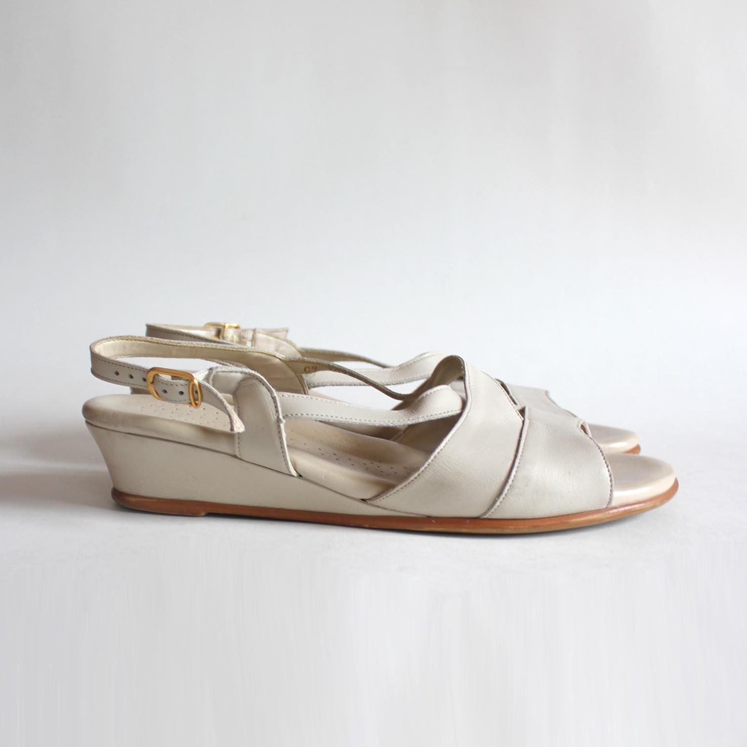 sandals 9 shoes ice grey gray leather open toe wedge sandals. comfortable SAS. granny. 80s.