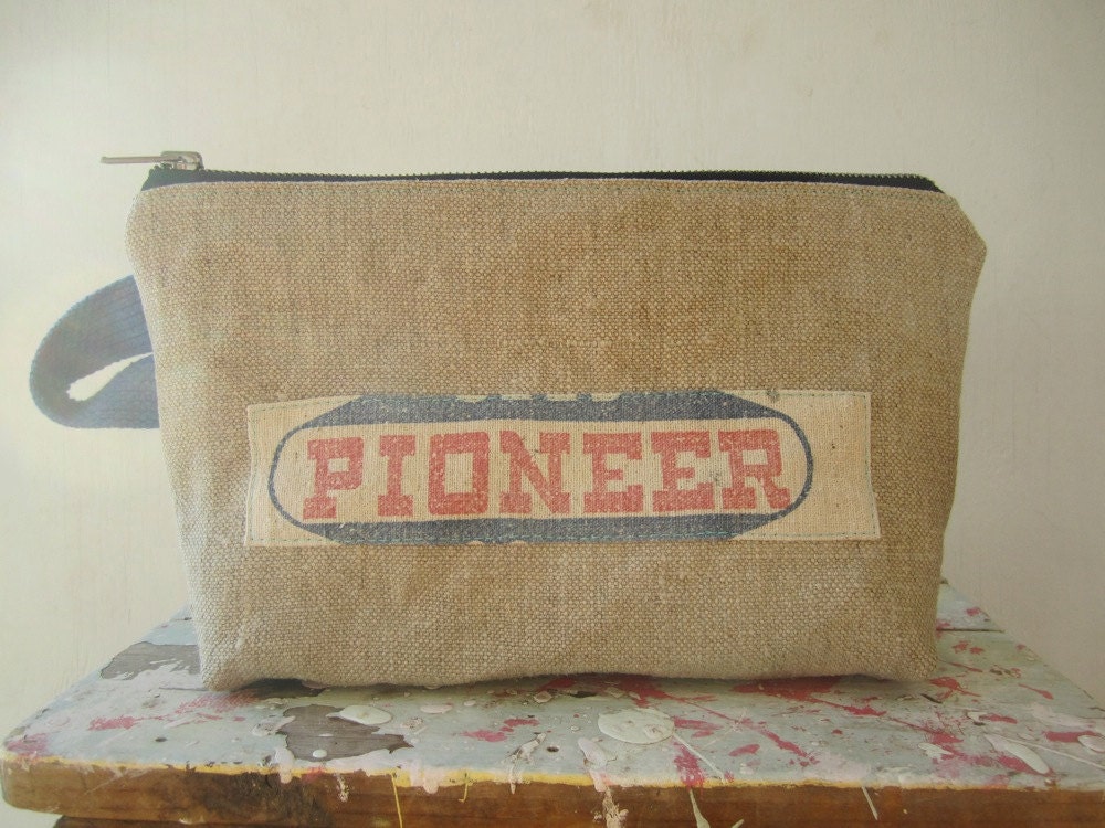 1940's era Linen Feedsack Utility Pouch feedsack zipper storage case pencil makeup paints