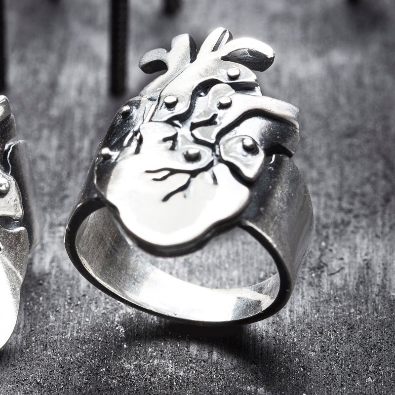 CARDIO-silver anatomical heart ring