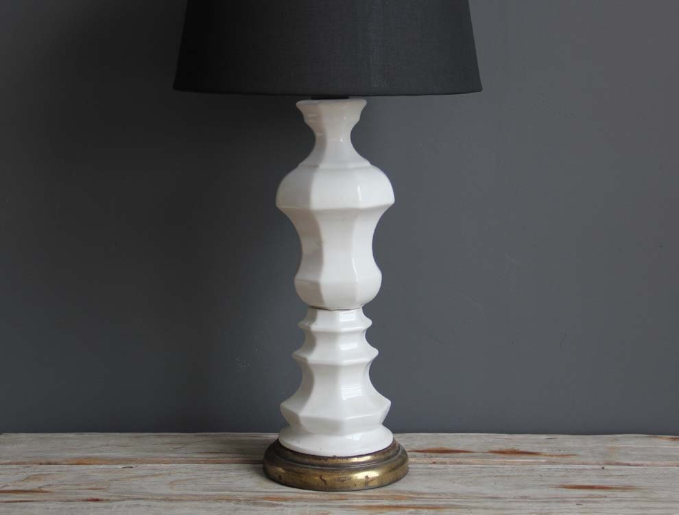 r e s e r  v e d Large White Ceramic Pagoda Style Lamp