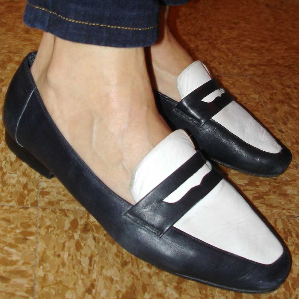 vintage Enzo Angiolini soft navy blue and white penny loafers 7.5  8 M