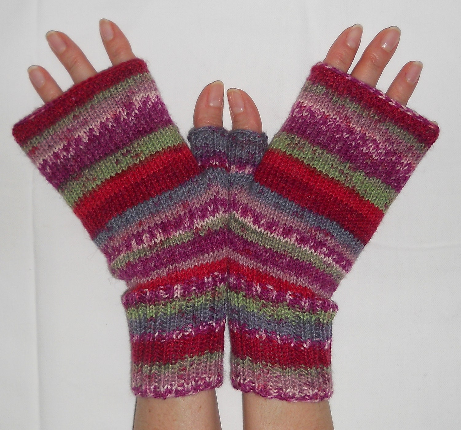 FREE SHIPPING - N E W - Fine Wool blend fingerless gloves in Berry