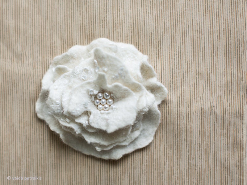 Hand felted flower brooch in ivory off white Stylish bridal bridesmaid gift idea under 30 USD Fall winter fashion - vart